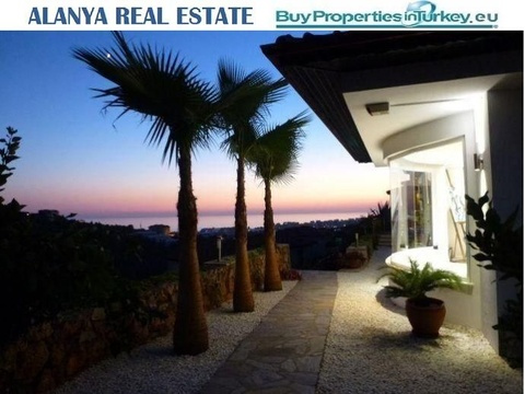 Luxus Villa in Kargicak mit Privatpool und Meerblick