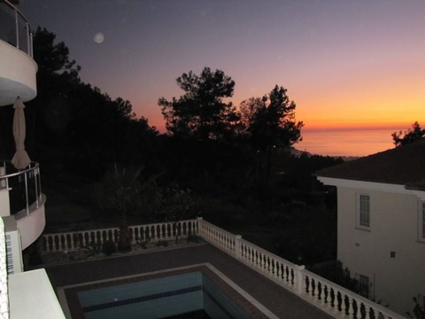 Traumsicht auf den Burgberg Alanya und das Mittelmeer