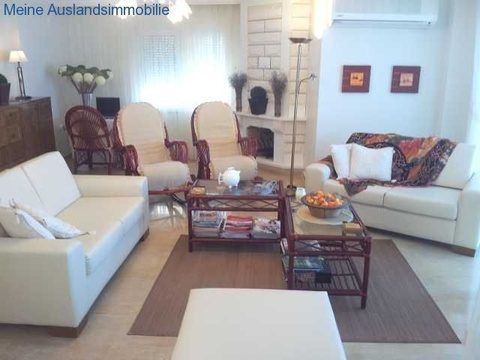 Geräumiges Wohnzimmer