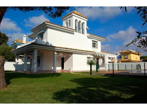 Villa kaufen in Chiclana de la Frontera, 210 m² Grundstück, 235 m² Wohnfläche, 5 Zimmer