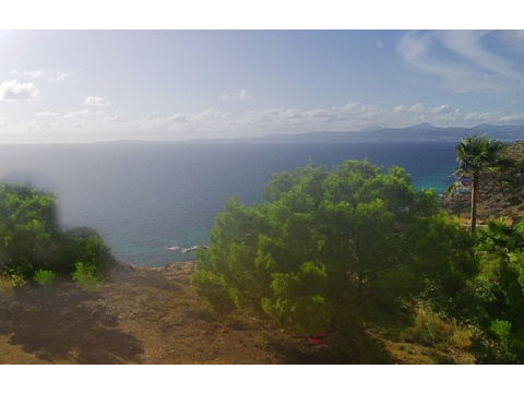 Spektakuläre Küstenlage mit Panoramablick auf Meer und Bergkulisse