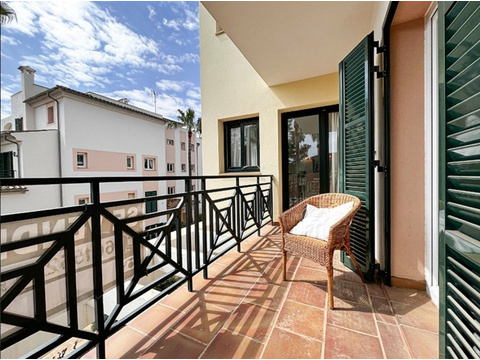 Sonnendurchflutete Terrasse mit eleganter Balustrade und direktem Zugang zum Wohnbereich