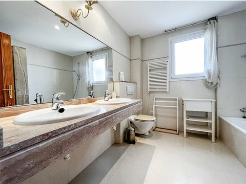 Elegantes Badezimmer mit Doppelwaschtisch und umfassenden Stauraummöglichkeiten