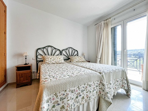 Helles Schlafzimmer mit Balkonzugang und weitem Ausblick