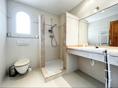 Modernes Badezimmer mit begehbarer Dusche und breitem Waschtisch