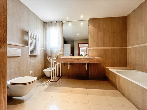 Modernes Badezimmer mit separater Wanne und großflächigem Waschtisch