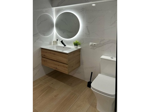 Modernes Badezimmer mit LED-Spiegelsystem und hochwertigem Sanitärstandard