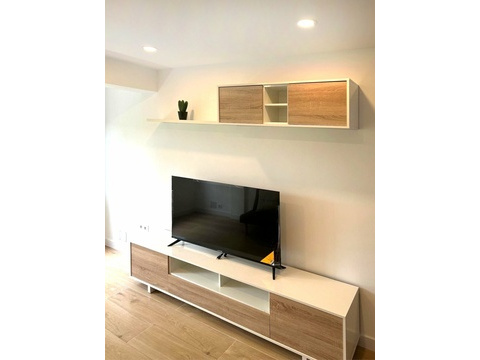 Modernes Wohnzimmer mit intelligenter Stauraum-Integration und hochwertiger LED-Beleuchtung