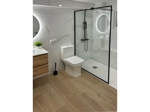 Modernes Badezimmer mit ebenerdiger Dusche und Premium-Ausstattung