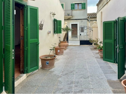 Stadthaus kaufen in Petra, 301 m² Wohnfläche, 4 Zimmer