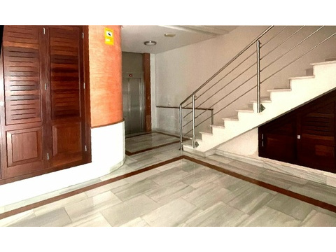 Repräsentativer Eingangsbereich mit moderner Treppe und Aufzugszugang