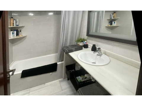 Modernes Badezimmer mit praktischen Stauraumlösungen und hochwertiger Ausstattung