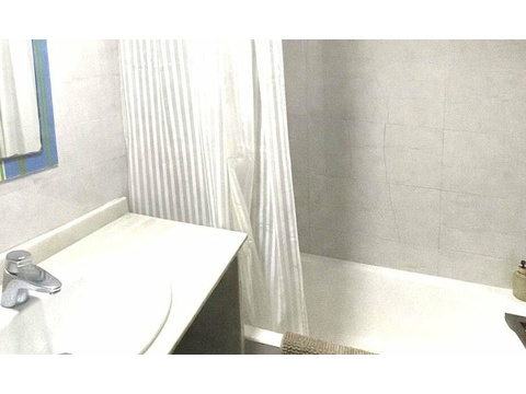 Modernes Badezimmer mit Duschbereich und praktischer Waschtischanlage