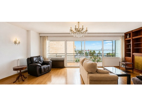 Helles Wohnzimmer mit Zugang zur Terrasse und beeindruckendem Meerblick - luxuriöses Wohnen in...