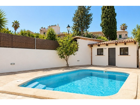 Privater Poolbereich mit stilvoller Terrasse und idyllischer Gartenatmosphäre