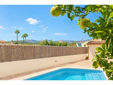 Privater Poolbereich mit sonniger Terrasse und Blick auf die umliegende Natur