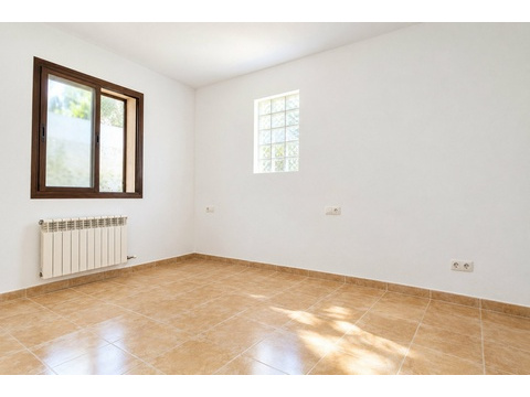 Heller Raum mit funktionaler Fensteranordnung und praktischer Heizkörperlösung