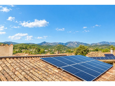 Solaranlage auf dem Dach mit beeindruckendem Bergblick und malerischer Landschaft