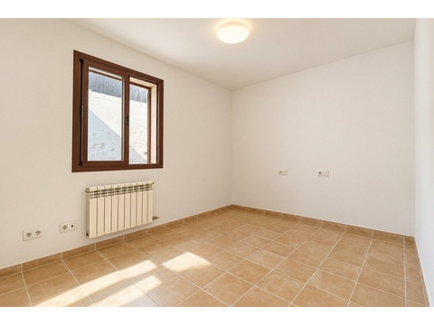 Heller Raum mit praktischer Fensteranordnung und effizienter Heiztechnik