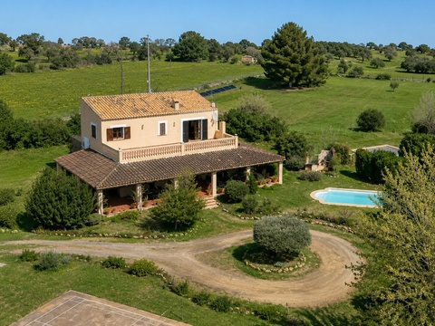 Harmonische Architektur mit ausgebauter Pergola und direktem Poolzugang