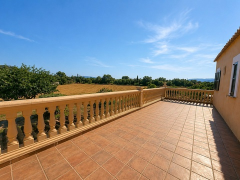Sonnenterrasse mit eleganter Balustrade und weitläufigem Panoramablick