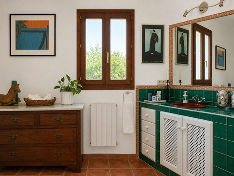 Elegantes Badezimmer mit hochwertigen Sanitärinstallationen und großflächigem Spiegelbereich