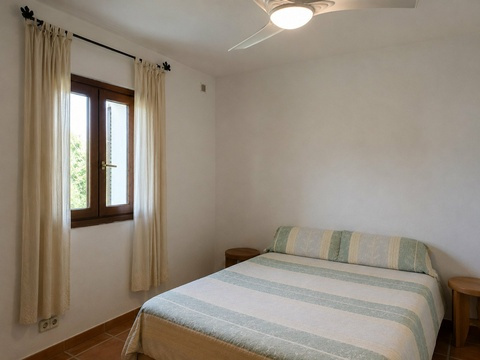 Helles Schlafzimmer mit Holzschiebetüren und optimaler Belüftung