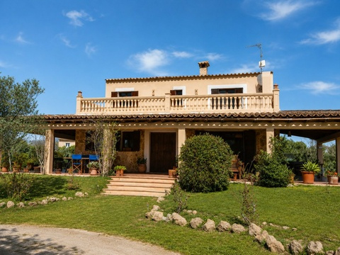 Mediterrane Finca mit eleganter Balustrade und ausgebauter Obergeschoss-Loggia
