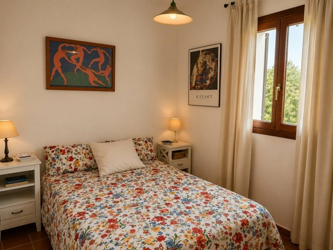 Helles Schlafzimmer mit Holzfenstern und praktischem Stauraum