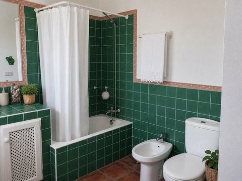 Funktionales Badezimmer mit vollständiger Ausstattung und praktischer Nasszelle