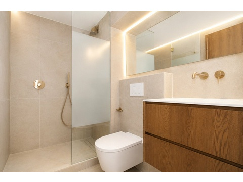 Luxuriöses Badezimmer mit bodenebener Dusche und LED-Spiegelbeleuchtung - Spa-Atmosphäre im eigenen...