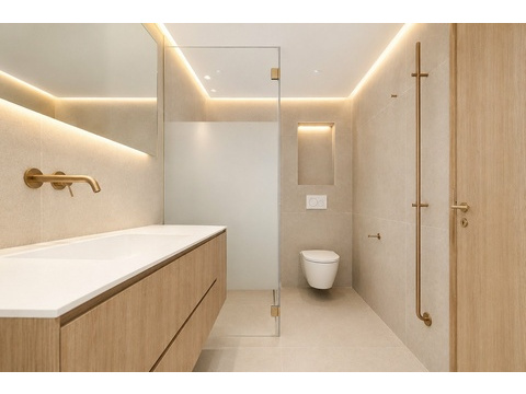 Modernes Badezimmer mit Walk-In-Dusche und indirekter Deckenbeleuchtung - Wellness-Oase mit...