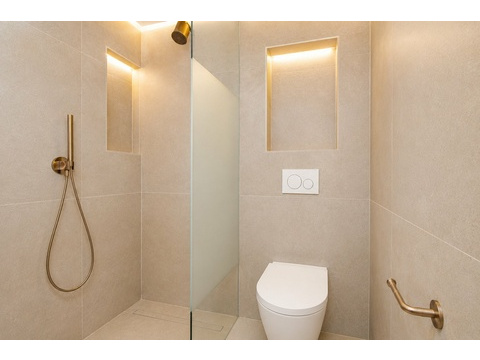 Modernes Badezimmer mit begehbarer Dusche und indirekt beleuchteten Spiegeln - funktionales Design...
