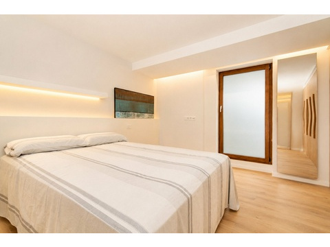 Schlafzimmer mit indirekter Deckenbeleuchtung und begehbarem Ankleidezimmer - Rückzugsort mit...