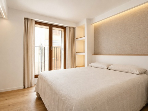 Hauptschlafzimmer mit Balkonzugang und eingebauten Nischen - durchdachte Raumgestaltung für...