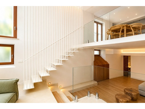 Moderne Treppenkonstruktion mit Glasgeländer - elegante Verbindung zwischen den Ebenen