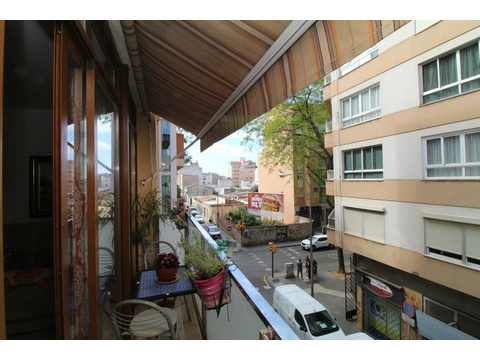 Überdachte Loggia mit Sonnenschutz - Perfekter Rückzugsort mit Ausblick auf die Straße