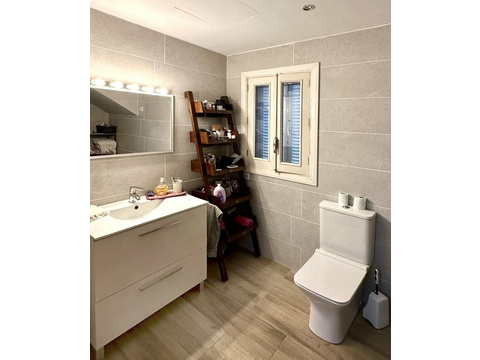 Modernes Badezimmer mit hochwertiger Ausstattung, Fensterfront und praktischer Raumaufteilung