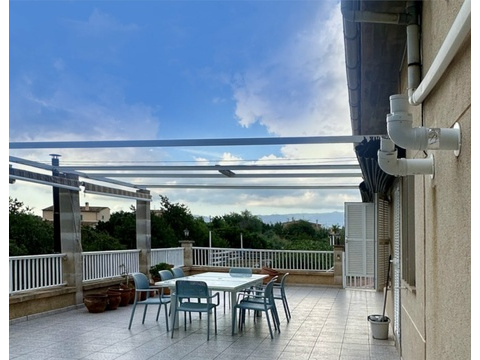 Exklusive Dachterrasse mit Pergola-Überdachung und Panoramablick auf die Landschaft