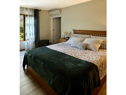 Komfortables Hauptschlafzimmer mit Klimaanlage und Terrassenzugang