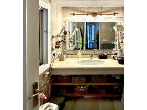 Modernes Badezimmer mit breiter Waschtischanlage und großflächigem Spiegelsystem