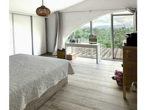 Hauptschlafzimmer mit beeindruckender Panoramaaussicht und direktem Terrassenzugang