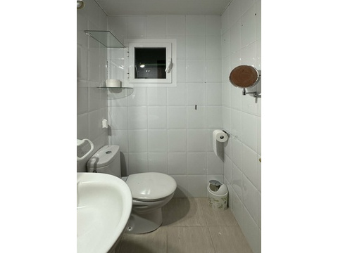 Funktionales Gäste-WC mit praktischer Ausstattung und Fensterbelüftung