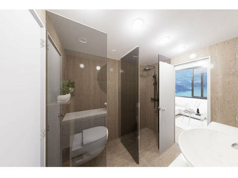Luxuriöses Badezimmer mit Walk-in-Dusche, Doppelwaschtisch und indirekter Deckenbeleuchtung