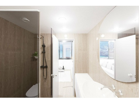 Modernes Badezimmer mit begehbarer Dusche und hochwertiger Ausstattung