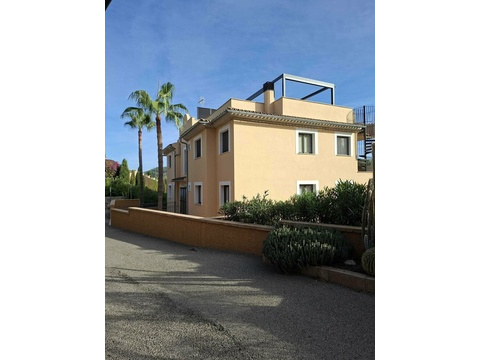Modernes Mehrfamilienhaus mit zeitgenössischer Dachterrasse und intelligenter Gebäudestruktur