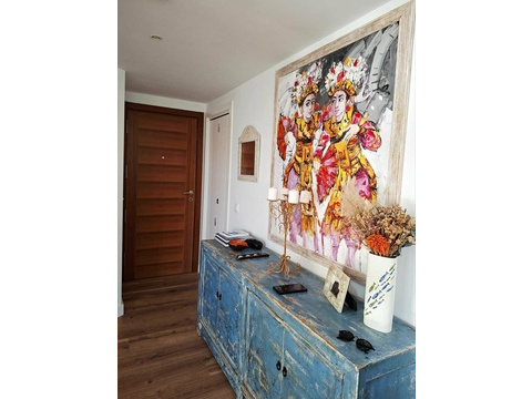 Eleganter Eingangsbereich mit hochwertiger Holztür und praktischer Garderobe