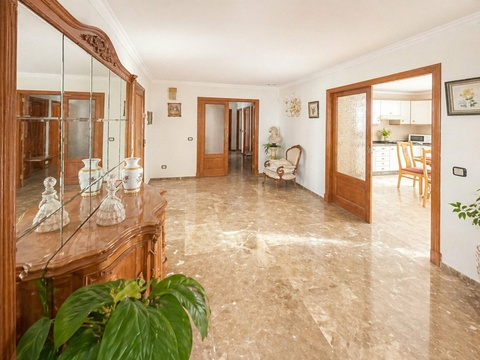 Elegantes Foyer mit Marmorboden, edlen Holzrahmen und offenen Raumverbindungen zu Wohn- und...