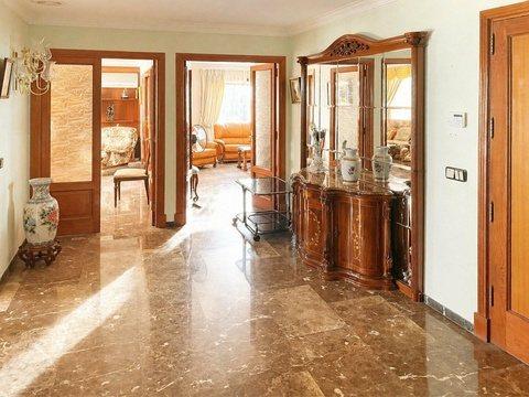 Repräsentatives Foyer mit Marmorboden und eleganten Durchgängen zu den Wohnbereichen
