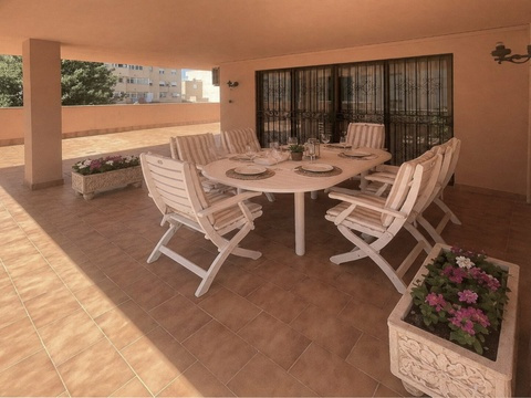Überdachte Terrasse mit großflächiger Nutzfläche und direktem Zugang zum Wohnbereich
